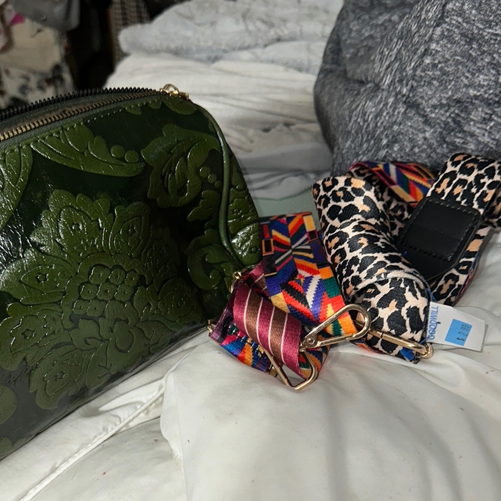 Vintage-Inspired Green Cosmetic Bag with Embossed Design new with 2 guitar strap - Picture 7 of 14